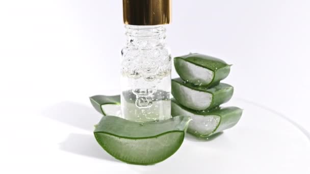 Rörelse rotation av Aloe Vera skivade skivor.Kosmetisk pipett med droppar olja Aloe Vera närbild. Naturlig medicinsk växt. Ekologisk kosmetika, alternativ medicin. — Stockvideo