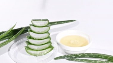 Aloe Vera 'nın dilimlenmiş hamlesi. Kozmetik pipetle Aloe Vera' nın yakın çekimi. Doğal tıbbi bitki. Organik kozmetik, alternatif tıp. 