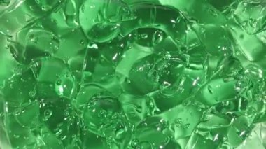 Yakından Aloe Vera dilimlenmiş. Meyve suyu aloe vera 'sının hareketi. Doğal tıbbi bitki. Organik kozmetik, alternatif tıp. Üst görünüm.