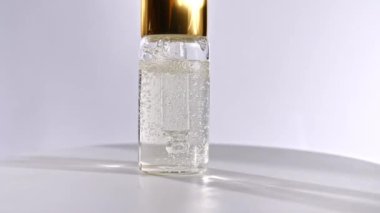 Kozmetik şişesi ve beyaz arka planda gerekli yağlı pipet.