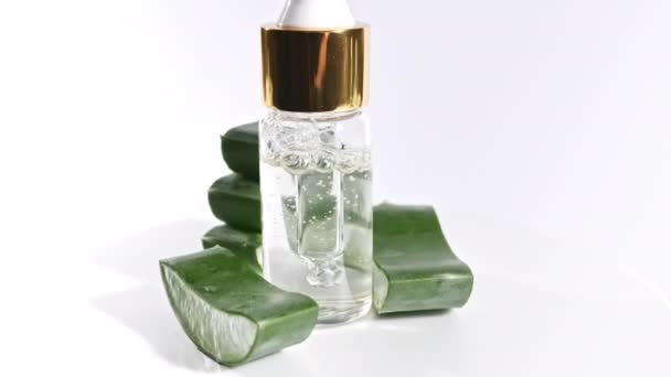 Aloe Vera 'nın dilimlenmiş hareket rotasyonu. Aloe Vera' nın yağ damlacıklarıyla birlikte kozmetik pipet. Doğal tıbbi bitki. Organik kozmetik, alternatif tıp. — Stok video