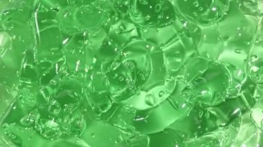 Yakından Aloe Vera dilimlenmiş. Meyve suyu aloe vera 'sının hareketi. Doğal tıbbi bitki. Organik kozmetik, alternatif tıp. Üst görünüm.