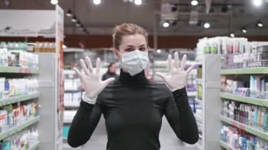 Salgın, sokak insanlarına karşı koruyucu maske takan genç bir turist portresi. Covid konsept sağlık ve güvenlik, COVID-19 koronavirüs karantinası, ikinci dalga covid virüs koruması. Yavaş