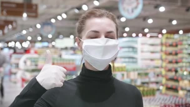 Pandémie, portrait d'une jeune touriste portant un masque de protection sur les gens de la rue foule. concept covide santé et sécurité, quarantaine contre le coronavirus COVID-19, protection contre le virus covide de deuxième vague — Video