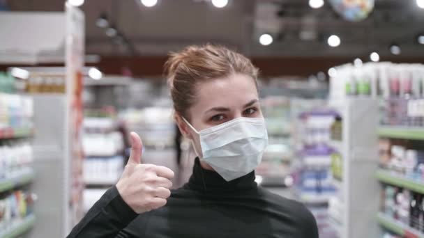 Pandemie, portrét mladé turistické ženy v ochranné masce na ulici davu lidí. covid koncept zdraví a bezpečnosti, COVID-19 koronavirus karanténa, druhá vlna covid virus ochrana — Stock video