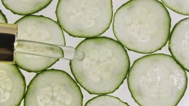 Serum salatalıklı kozmetik pipet, jel desenli. Doğal tıbbi tesis. 