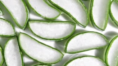 Yakından bakınca, Aloe Vera dilimlenmiş dilimlenmiş. Doğal tıbbi bitki. Organik kozmetik, alternatif tıp. Üst görünüm.