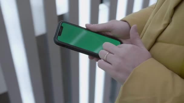 A young woman writing a message on the phone. — Stock Video