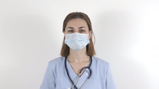 La joven doctora se quita la máscara. Enfermera tras turno en la zona roja. — Vídeo de stock