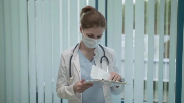 Jeune fille médecin dans un hôpital médical. — Video