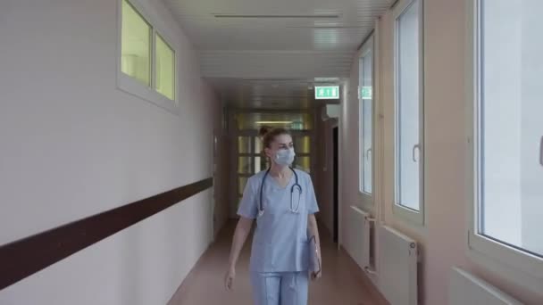 Un médecin masqué marche dans le couloir de l'hôpital — Video