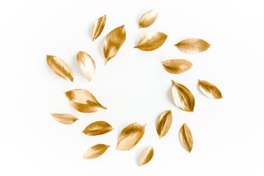 Beyaz arka planda izole edilmiş altın yapraklardan yapılmış yuvarlak bir çerçeve. Düz uzan, üst görünüm