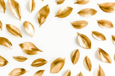 Beyaz arka planda izole edilmiş altın yapraklı desen. düz yatış, üst görünüm