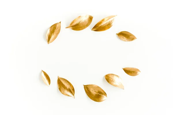 Золотая круглая рама из золотых листьев выделена на белом фоне. lay flat, top view — стоковое фото