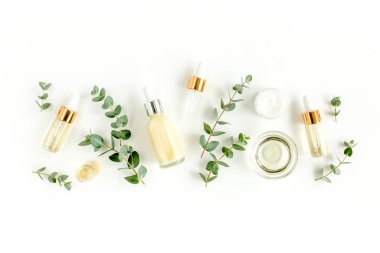 Okaliptüs yağı, okaliptüs yaprakları beyaz arka planda. Doğal, organik kozmetik ürünleri. Tıbbi, Doğal Serumlar. Düz yatış, üst görünüm.