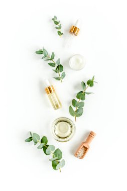 Okaliptüs yağı, okaliptüs yaprakları beyaz arka planda. Doğal, organik kozmetik ürünleri. Tıbbi, Doğal Serumlar. Düz yatış, üst görünüm.