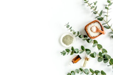 Okaliptüs yağı, okaliptüs yaprakları beyaz arka planda. Doğal, organik kozmetik ürünleri. Tıbbi, Doğal Serumlar. Düz yatış, üst görünüm.