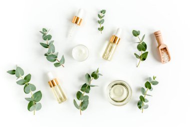 Okaliptüs yağı, okaliptüs yaprakları beyaz arka planda. Doğal, organik kozmetik ürünleri. Tıbbi, Doğal Serumlar. Düz yatış, üst görünüm.