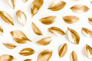 Beyaz arka planda izole edilmiş altın yapraklı desen. düz yatış, üst görünüm