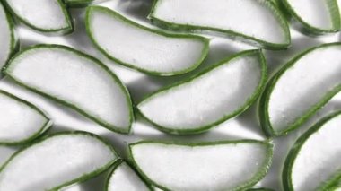 Yakından bakınca, Aloe Vera dilimlenmiş dilimlenmiş. Doğal tıbbi bitki. Organik kozmetik, alternatif tıp. Üst görünüm.