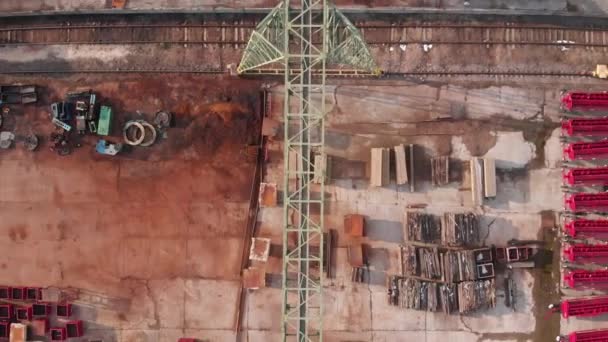 農業機械生産のトップビュー。工場で働くクレーンドローンで撮影された最上階の景色. — ストック動画