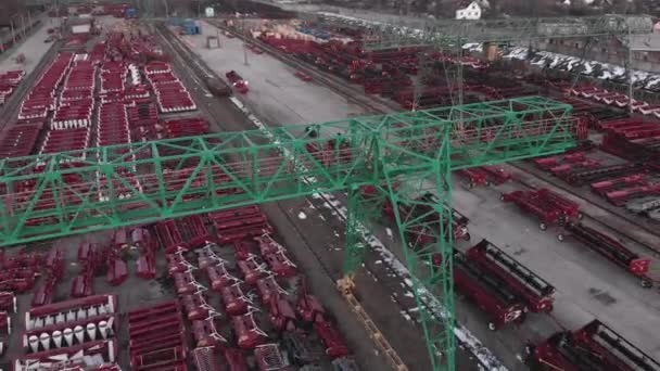 Zemědělské stroje výroba top view. Fungující jeřáb v továrně, výhled shora s dronem. — Stock video