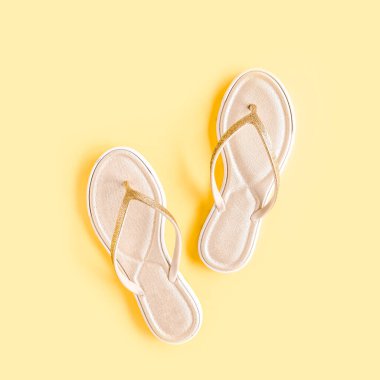 Yaz gezginleri, sarı arka planda sandaletler. Seyahat kavramı. 