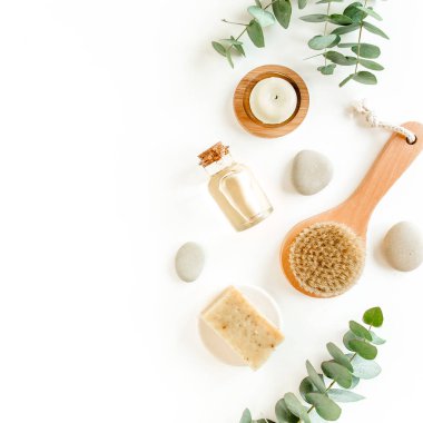 Spa arka planı. Doğal, organik kaplıca ürünleri, çevre dostu banyo aksesuarları, okaliptüs yaprakları. Beyaz arkaplanda cilt konsepti. 