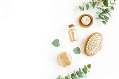 Spa arka planı. Doğal, organik kaplıca ürünleri, çevre dostu banyo aksesuarları, okaliptüs yaprakları. Beyaz arkaplanda cilt konsepti. 