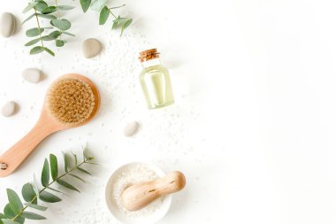 Spa arka planı. Doğal, organik kaplıca ürünleri, çevre dostu banyo aksesuarları, okaliptüs yaprakları. Beyaz arkaplanda cilt konsepti. 