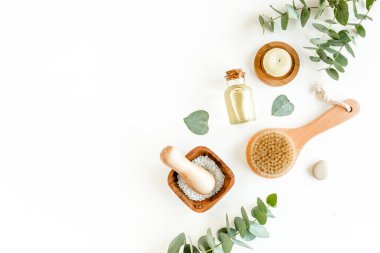 Spa arka planı. Doğal, organik kaplıca ürünleri, çevre dostu banyo aksesuarları, okaliptüs yaprakları. Beyaz arkaplanda cilt konsepti. 