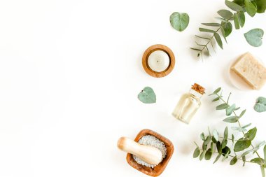 Spa arka planı. Doğal, organik kaplıca ürünleri, çevre dostu banyo aksesuarları, okaliptüs yaprakları. Beyaz arkaplanda cilt konsepti. 