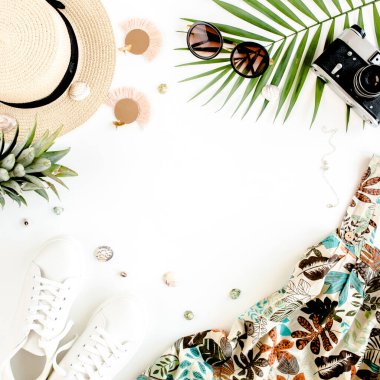 Kadın, yaz sokak tarzı. Kadın aksesuarları. Elbise, hasır şapka, spor ayakkabı, güneş gözlüğü, kamera ve ananas. Üst manzara, düz uzanma.