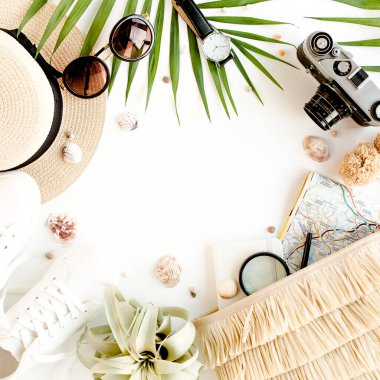 Gezgin aksesuarlarının beyaz arkaplandaki üst görüntüsü. Temel tatil öğeleri, seyahat kavramı geçmişi. 