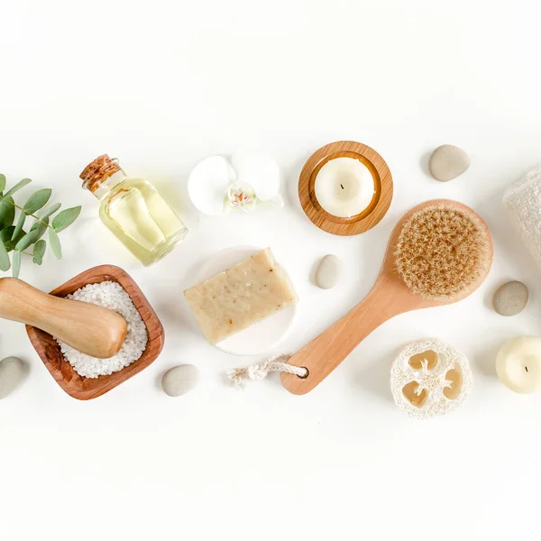 Spa háttér. Természetes, organikus spa kozmetikai termékek, környezetbarát fürdőszoba kiegészítők, eukaliptusz levelek. Skincare koncepció fehér háttér. — Stock Fotó
