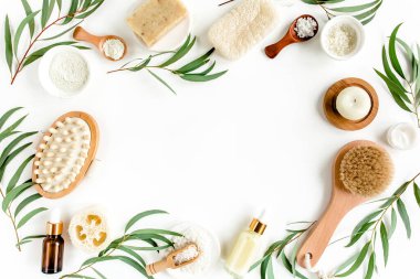 Okaliptüs yağı ve okaliptüs yaprağıyla spa konsepti doğal organik spa kozmetik ürünleri eko dostane banyo aksesuarları üretir. 