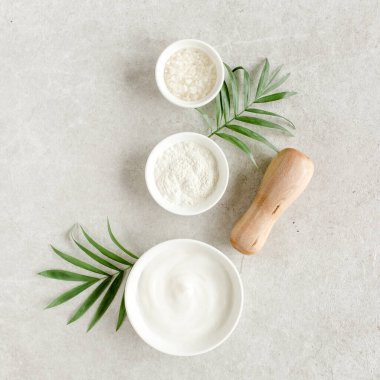 Kadın derisi ve vücut bakımı kozmetik ürünleri seti: yüz kremi, kozmetik kil, gri mermer arka planda deniz tuzu. Güzellik blogcusu, kuaför tedavisi 