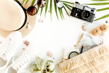 Gezgin aksesuarlarının beyaz arkaplandaki üst görüntüsü. Temel tatil öğeleri, seyahat kavramı geçmişi. 