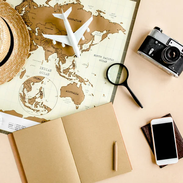 Planificación de vacaciones, plan de viaje, vacaciones de viaje utilizando el mapa del mundo junto con otros accesorios de viaje. Vista superior, plano. — Foto de Stock