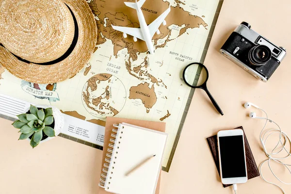 Pianificazione vacanza, piano di viaggio, vacanza viaggio utilizzando la mappa del mondo insieme ad altri accessori di viaggio. Vista dall'alto, piatta. — Foto Stock