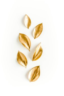 Beyaz arka planda izole edilmiş altın yapraklı desen. düz yatış, üst görünüm