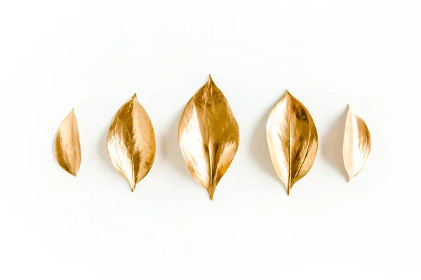 Patrón, textura con hojas doradas aisladas sobre fondo blanco. plano, vista superior — Foto de Stock