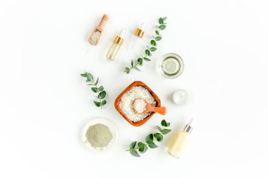 Okaliptüs yağı, okaliptüs yaprakları beyaz arka planda. Doğal, organik kozmetik ürünleri. Tıbbi, Doğal Serumlar. Düz yatış, üst görünüm.