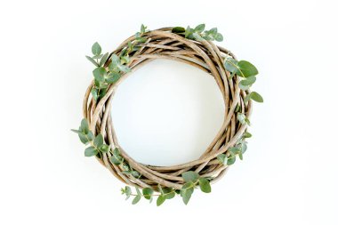 Okaliptüsten yapılmış çelenk çerçevesi ve beyaz arka planda izole edilmiş yapraklar. Düz uzan, üst görünüm