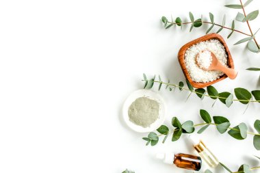 Okaliptüs yağı, okaliptüs yaprakları beyaz arka planda. Doğal, organik kozmetik ürünleri. Tıbbi, Doğal Serumlar. Düz yatış, üst görünüm.
