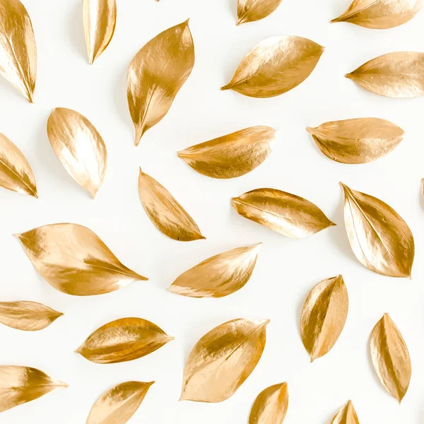 Patroon, textuur met gouden bladeren geïsoleerd op witte achtergrond. vlakke lay, bovenaanzicht — Stockfoto