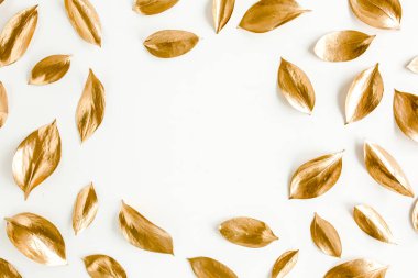 Beyaz arka planda izole edilmiş altın yapraklı desen. düz yatış, üst görünüm