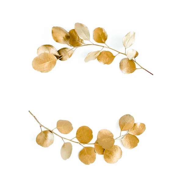 Moldura redonda de ouro feita de ramos de ouro eucalipto e folhas isoladas sobre fundo branco. deitado plano, vista superior — Fotografia de Stock