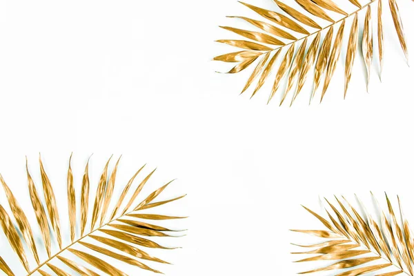 Folhas de palmeira tropical dourada sobre fundo branco. Flat lay, vista superior conceito mínimo. — Fotografia de Stock