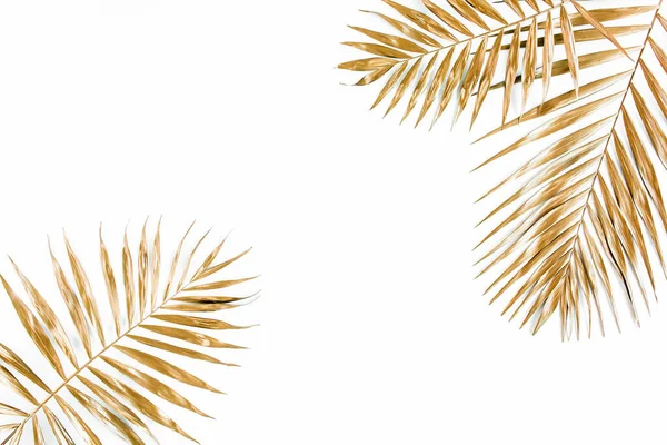 Zlaté tropické palmové listy na bílém pozadí. Plochá poloha, horní pohled minimální koncept. — Stock fotografie